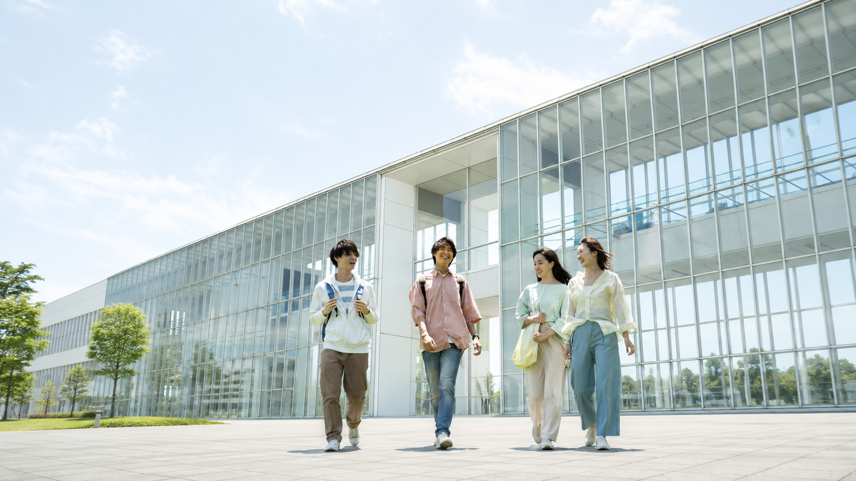 ファーストトレード本社前を歩く学生たち